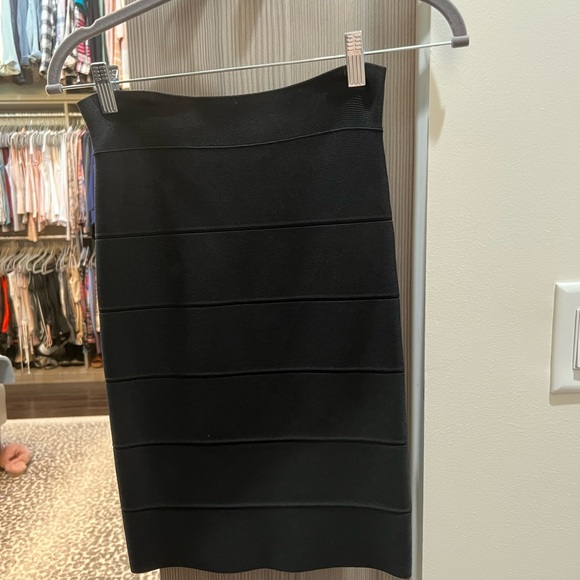 BCBGMAXAZRIA XS Bandage Skirts Like New priced for 3 but will take offers for 1 - Picture 4 of 4